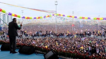  Komcivîna herî mezin a Newrozê: Amedê û amediyan carek din got em hene û em li vir in