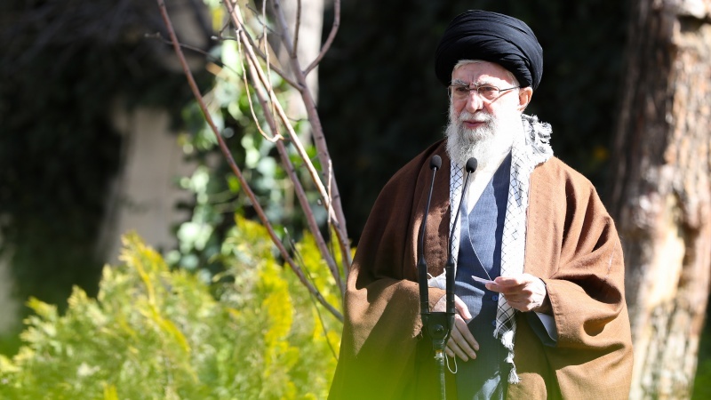     Lideri suprem thekson nevojën për zhvillimin e energjive të pastra