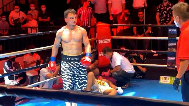 حریف تایلندی ضربه فنی شد/پرچم‌های سه رنگ افغانستان و طالبان به اهتزاز درآمدند