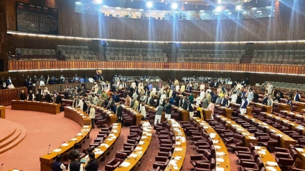 پاکستان میں قومی اسمبلی کا اجلاس اتوار تک کے لئے ملتوی کر دیا گیا 