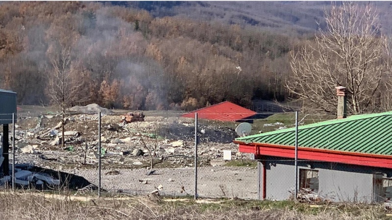 Shpërthim i fortë në një fabrikë të lëndëve plasëse