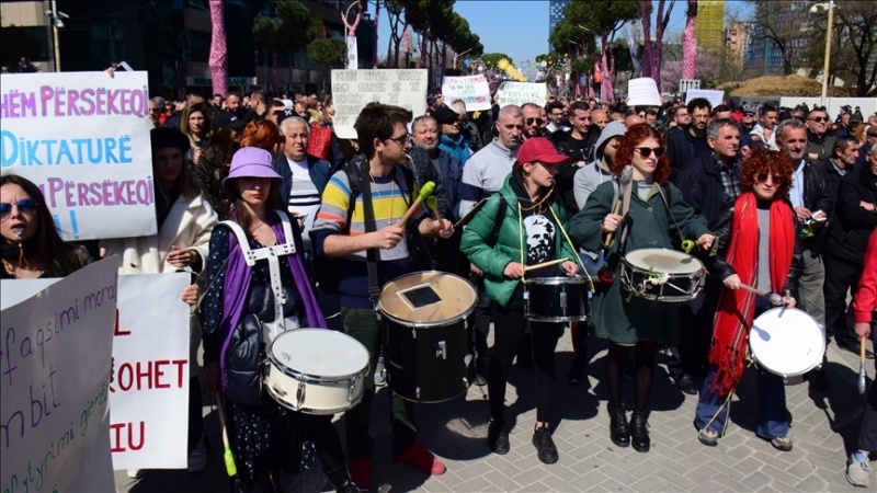 Demonstrata në protestë për rritjen e çmimit të karburanteve në Shqipëri