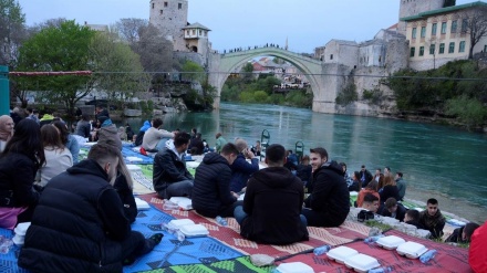 Više od 1.000 mladih na iftaru ispod Starog mosta u Mostaru