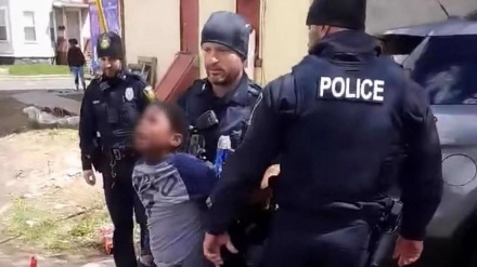Snimak na kojem američki policajac hapsi dječaka zbog krađe čipsa izazvao bijes