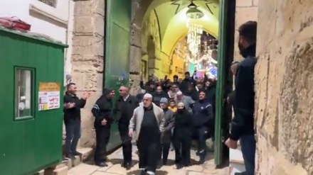 مسجد الاقصی میں داخل ہوتے فلسطینی مسلمان+ ویڈیو