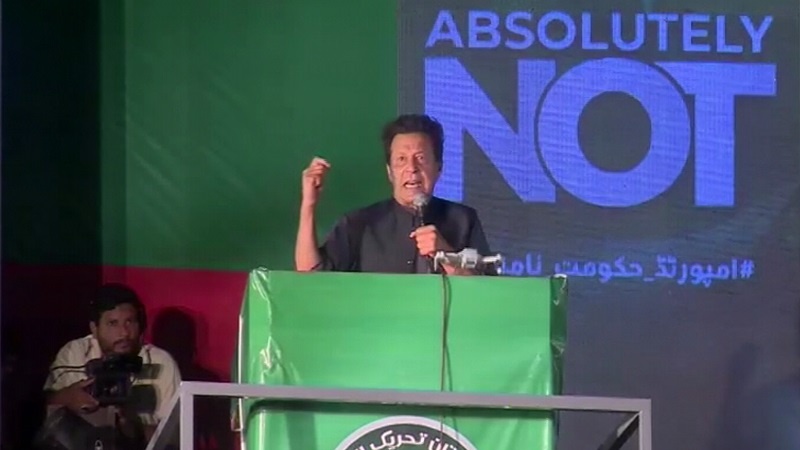 سولہ اپریل سنہ 2022 کو کراچی میں تحریک انصاف کے جلسے سے خطاب کرتے ہوئے عمران خان