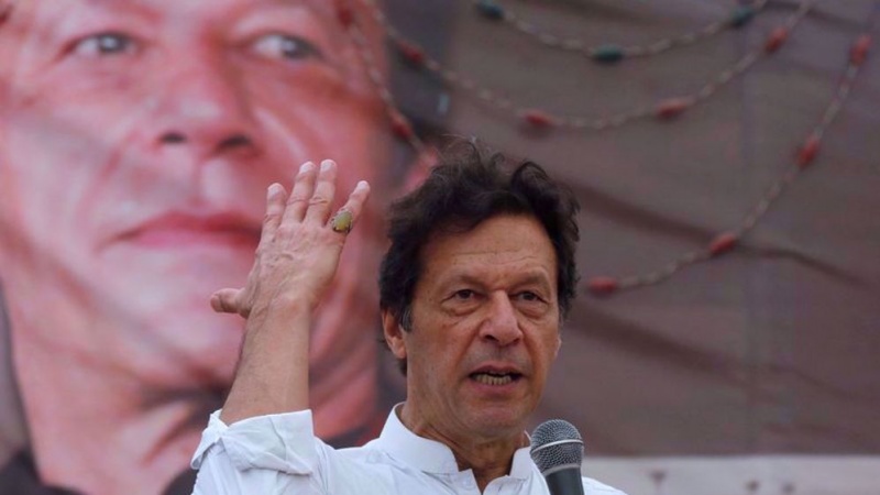 Tokom obraćanja okupljenim pristalicama, Khan naveo razlog svoje smjene