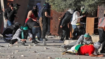 Forcat ushtarake sioniste sulmojnë xhaminë Al Aksa dhe plagosin 17 palestinezë