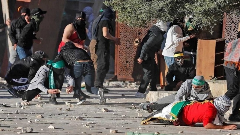 Forcat ushtarake sioniste sulmojnë xhaminë Al Aksa dhe plagosin 17 palestinezë