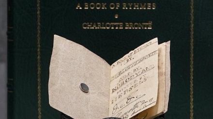  Pirtûka biçûk a helbestan a Charlotte Bronteya 13 salî bi 1.25 miliyon dolarî hat firotin