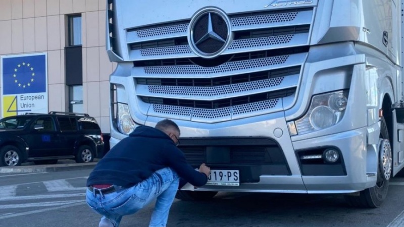 Kosova dhe Serbia në kërkim të një zgjidhjeje për targat