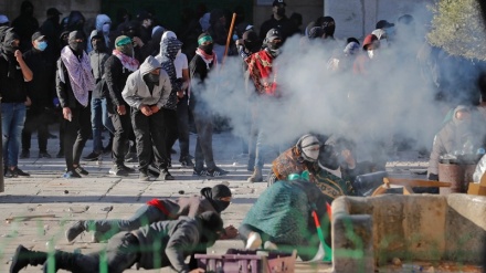 Forcat ushtarake të regjimit sionist sulmojnë xhaminë Al Aksa