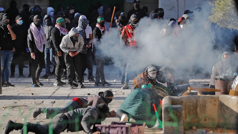 Forcat ushtarake të regjimit sionist sulmojnë xhaminë Al Aksa