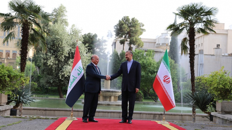 وەزیری دەرەوەی ئێران: بە ھیواین لە داھاتوودا ھاتوچۆی شارومەندانی ھەردووک وڵات لە ڕێگای سنووری زەوینییەوە پەرە بستێنێ