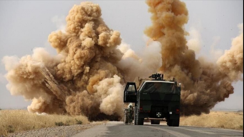 عراق میں امریکی فوجی کاروان کے راستے میں بم کا دھماکہ