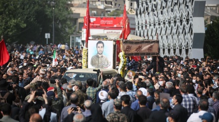 پاسبان حرم کی تشییع میں دسیوں ہزار افراد کی شرکت، امریکہ و اسرائیل مردہ باد کے نعرے