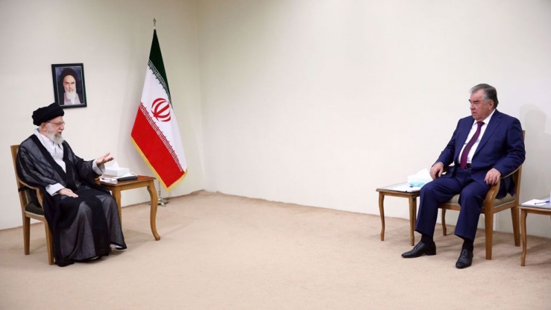 ڕێبەری باڵای شۆڕش: گرنگیدان بە توانا ناوخۆییەکان چەکی بایکۆت لە کاردەخات 