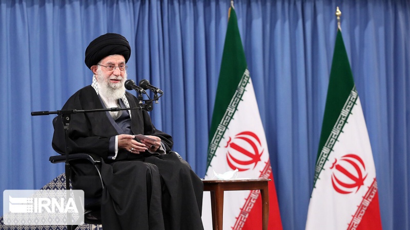 رێبەری باڵای شۆڕشی ئیسلامیی : کرێکاران لە ریزی پێشەوەی بەرەنگاربوونەوەی دوژمن دا راوەستان