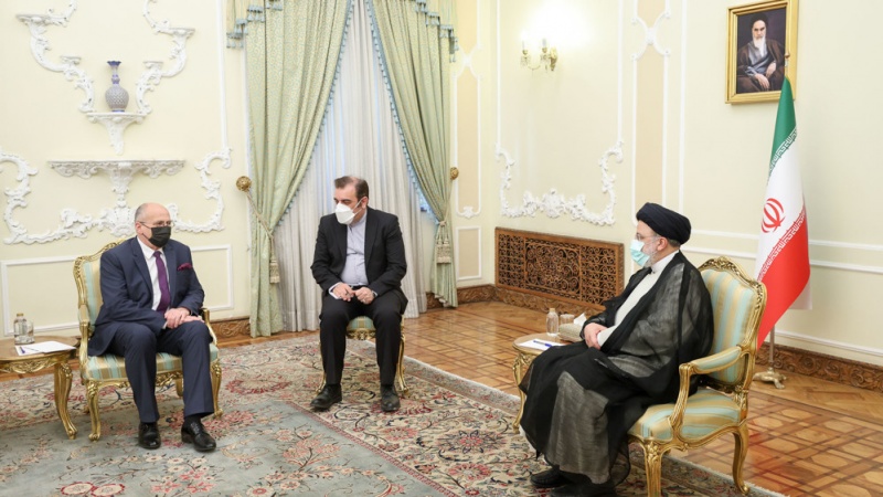 پولینڈ کے وزیر خارجہ زیبیگینو رائو کی تہران میں ایران صدر رئیسی سے ملاقات