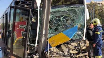 Autobusit i plas goma dhe përplaset me shtyllën