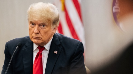 Tramp beşdarî civîna dadgehê bû