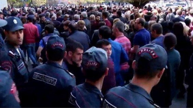 Ermənistan müxalifətinin aksiyasına polis müdaxilə edib