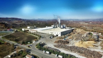 Një fabrikë druri në Greqi përfshihet nga flakët