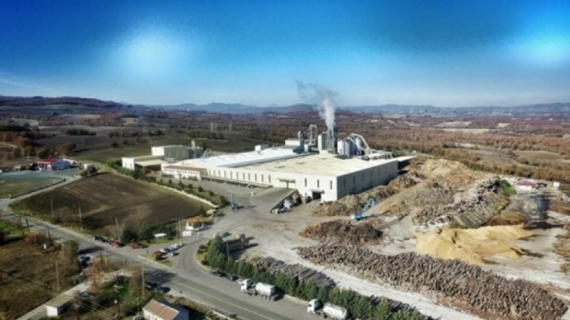 Një fabrikë druri në Greqi përfshihet nga flakët