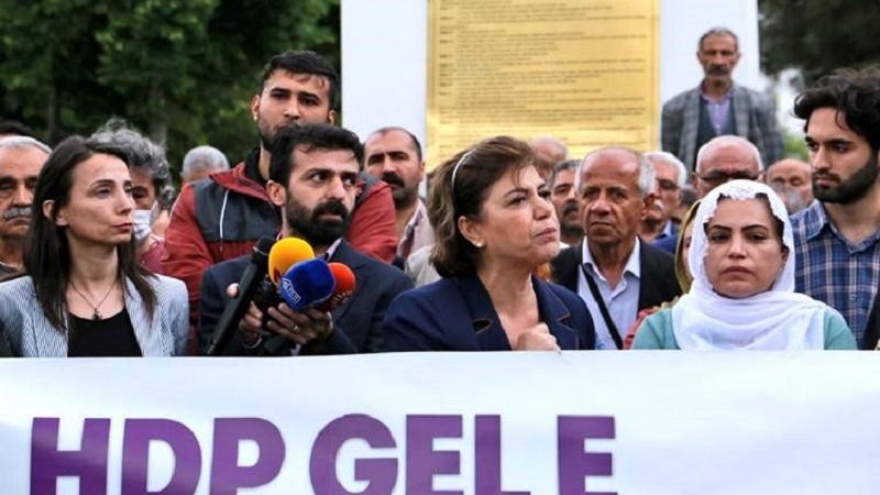 HDP: Hûn zarokên wan dayikên ku li Amedê didin rûniştin dikujin 