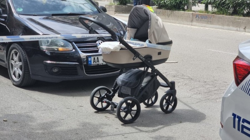 Shoferi përplasi babain dhe nënën me fëmijën 3 muajsh në karrocë