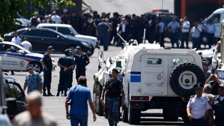 İrəvanda etirazçılar prezident iqamətgahına gedən yolları bağlayıb