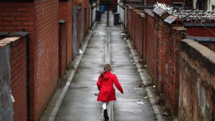 برطانیہ میں پیر پسارتی غربت، اگلے سال میں 5 لاکھ بچے ہونگے شکار