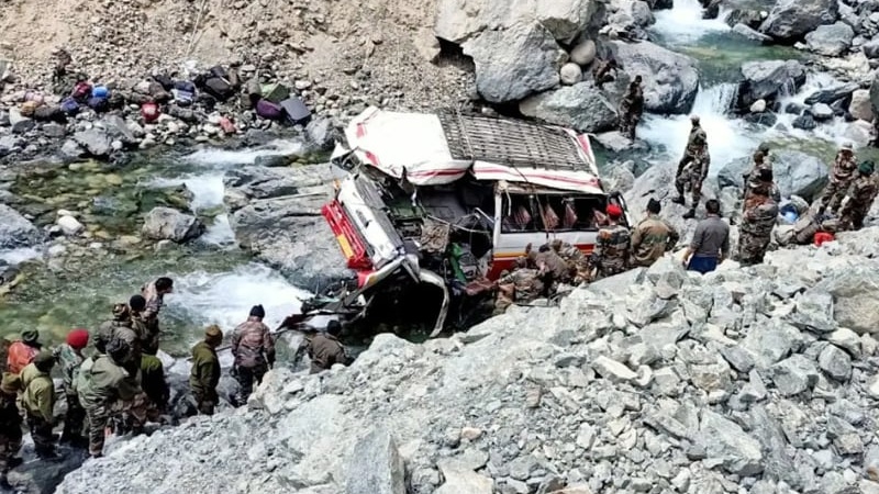 ہندوستان، لداخ میں فوجی کارواں حادثے کا شکار، 7 فوجی ہلاک