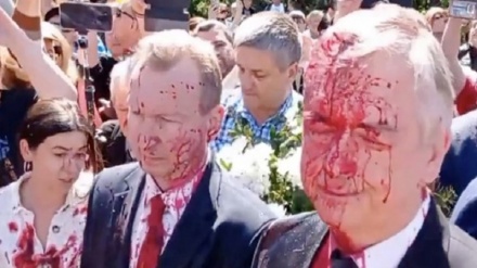 پولینڈ میں روسی سفیر کے خلاف خونی رنگ کا احتجاج + ویڈیو