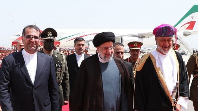  İran prezidentini Maskatda Oman sultanı qarşılayıb +VİDEO