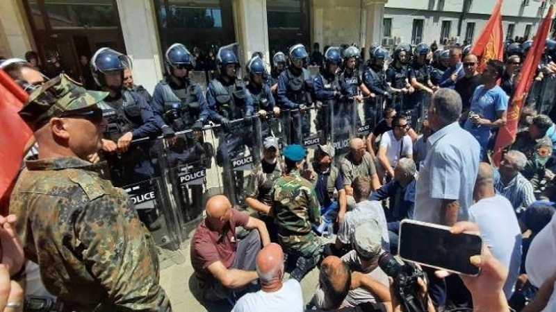 Protestuesit ulen para Kuvendit të Kosovës