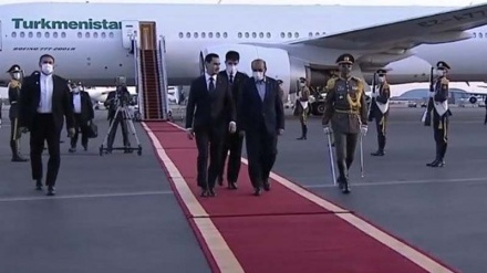 ترکمنستان کے صدر ایک اعلی سطحی وفد کے ہمراہ تہران پہنچ گئے