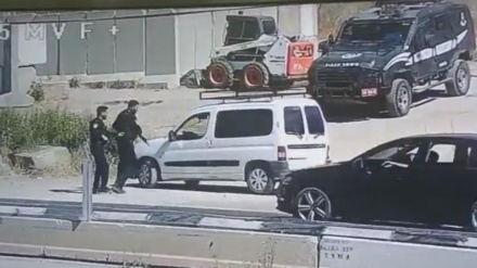 ایک فلسطینی صیہونی دہشتگرد کی بندوق لے اڑا۔ ویڈیو