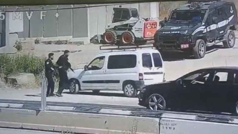 ایک فلسطینی صیہونی دہشتگرد کی بندوق لے اڑا۔ ویڈیو