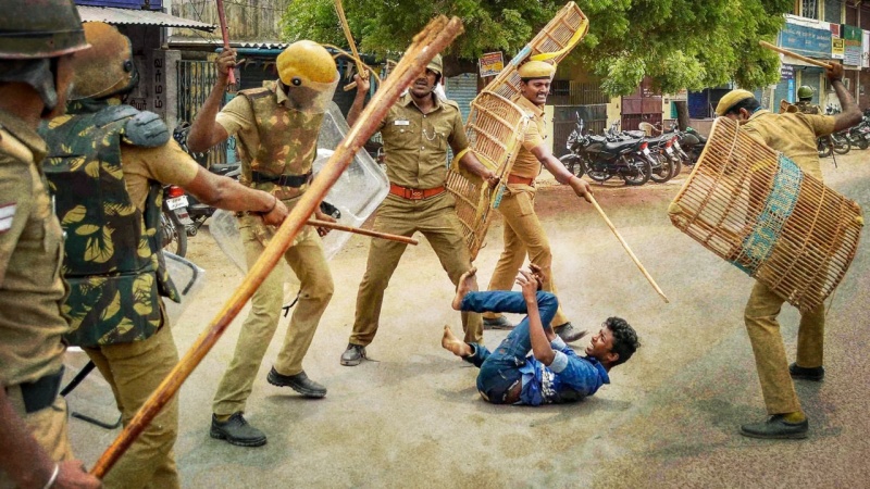 ہندوستان؛ کئی سپاہی ایک نہتے شخص کو لاٹھیوں سے پیٹتے ہوئے۔ (فائل فوٹو)