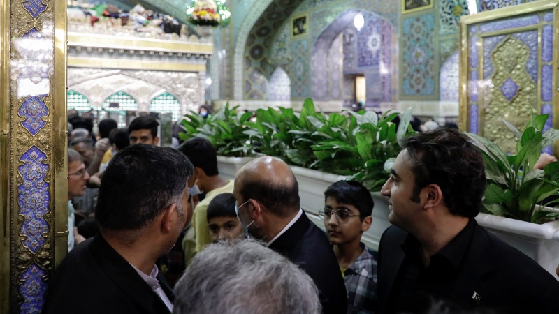 پاکستان کے وزیرخارجہ بلاول بھٹو زرداری نے امام رضا  علیہ السلام کے روضے پر حاضری دی