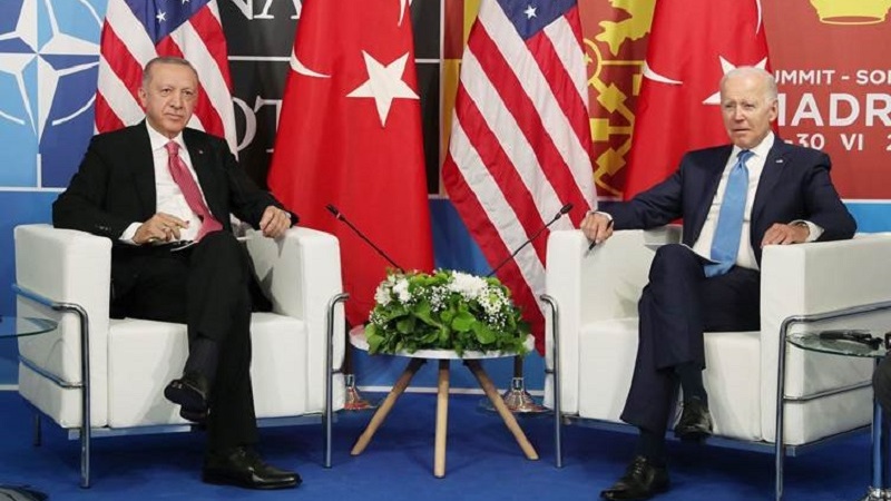 Biden û Erdogan di çarçoveya Lûtkeya NATOyê li Madrîda Spanyayê de civiyan 