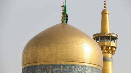 ئاهەنگی شكۆمەندی گۆڕینی ئاڵای گومەزی پاكی ئیمام رەزا (دخ) له مەشهەد