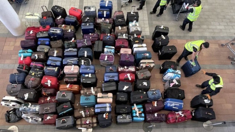 Kaos në aeroportet britanike, qindra fluturime të anuluara