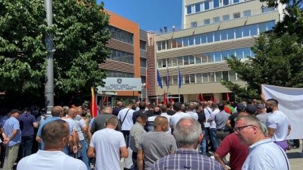  Shtyhet seanca deri në orën 13:00,opozita përkrahë protestuesit