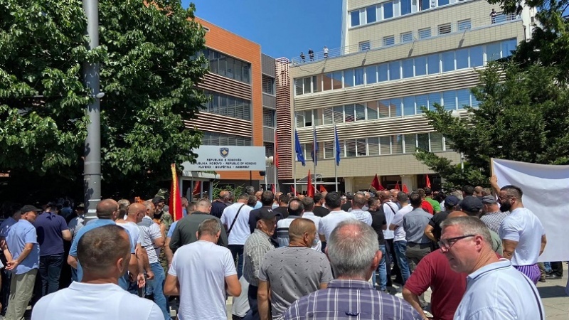  Shtyhet seanca deri në orën 13:00,opozita përkrahë protestuesit
