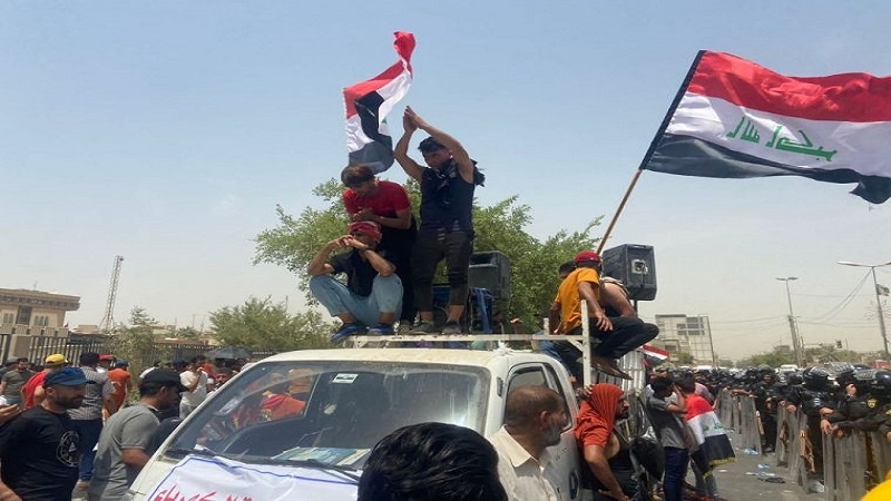خۆپیشاندەران پەرلەمان بە پەرلەمانتاران چۆڵ دەکەن