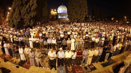 فلسطینیوں نے بڑی تعداد میں آج نماز صبح مسجد الاقصی میں ادا کی 