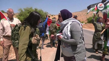 صیہونی دہشتگردوں کے مقابلے میں فلسطینی خاتون کی دلیری۔ ویڈیو