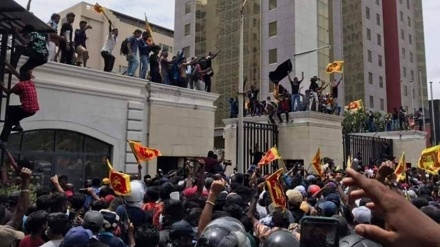 سری لنکا: مظاہرین صدارتی محل میں داخل، صدر کے ملک سے فرار کی خبریں+ ویڈیو